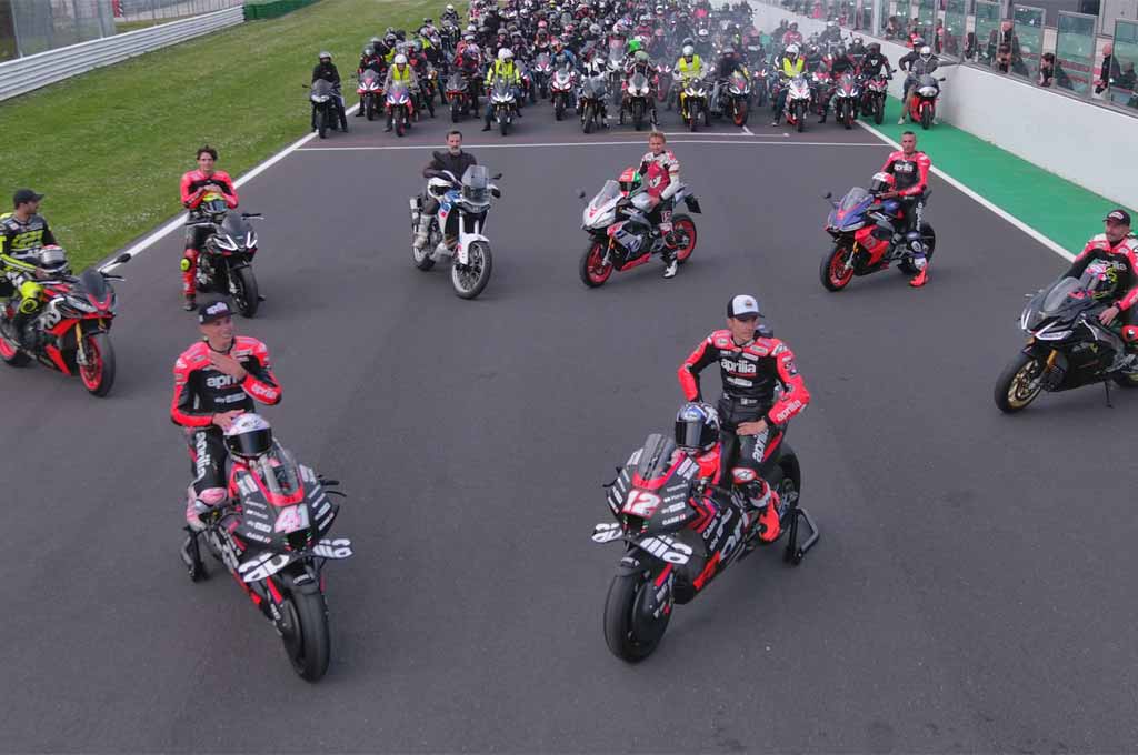 Pembalap eks MotoGP ngumpul bareng Aprilia di Sirkuit Misano, ada acara apa ya? Aprilia 