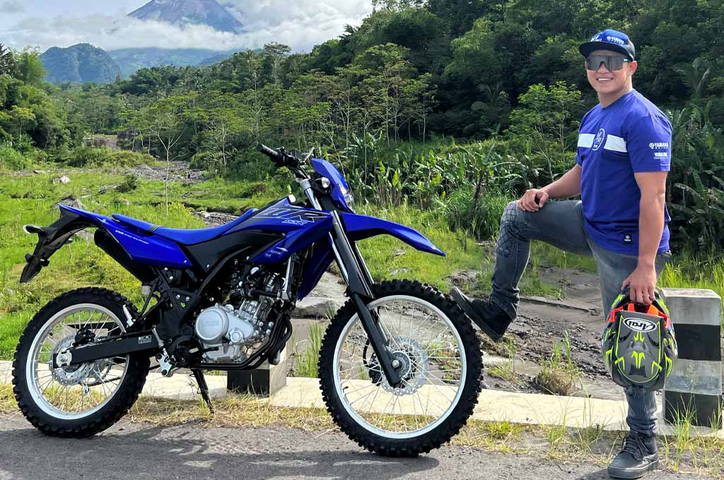 Doni Tata Pradita memanfaatkan waktu luang dengan melakukan petualangan bermotor menggunakan Yamaha WR 155 R. YIMM