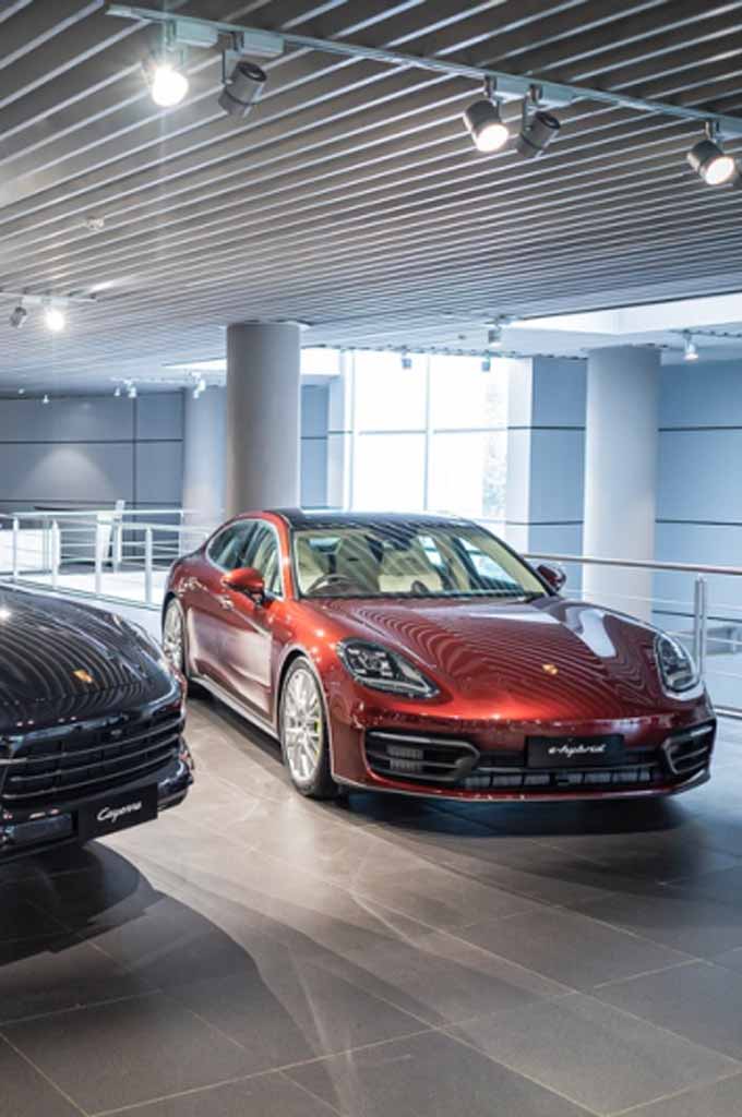 Komitmen di teknologi EV, Porsche Indonesia boyong dua mobil hybrid ini. Porsche