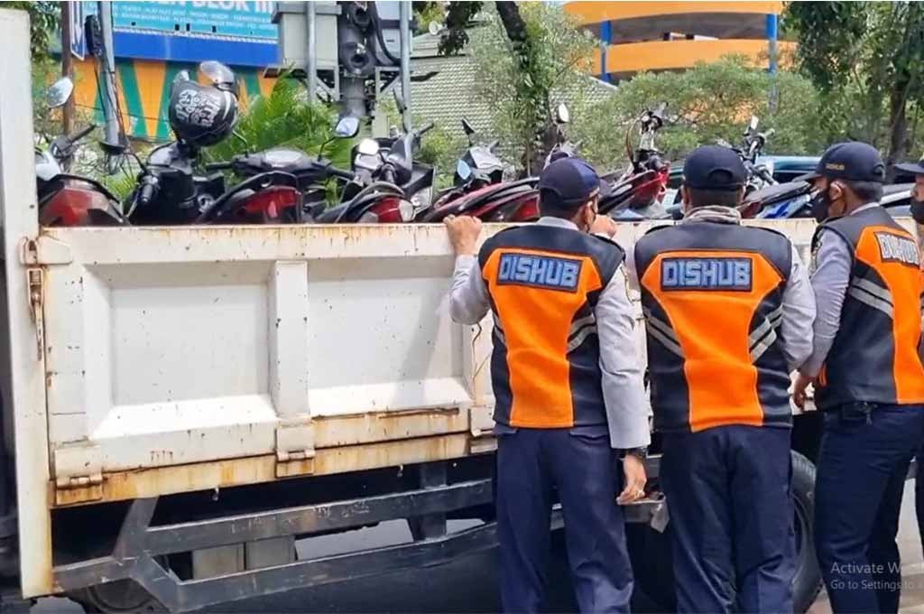 Puluhan motor ini diangkut paksa oleh Dinas Perhubungan DKI Jakarta lantaran mengganggu fungsi trotoar MetroTV