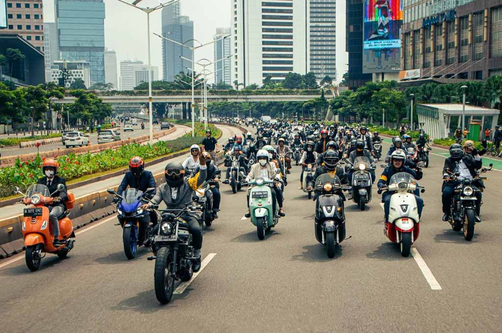 Hal paling unik dari DGR, semua bikers di dalamnya berkostum necis, parlente alias rapi ala ‘gentleman', golongan pria terhormat di Inggris. DGR