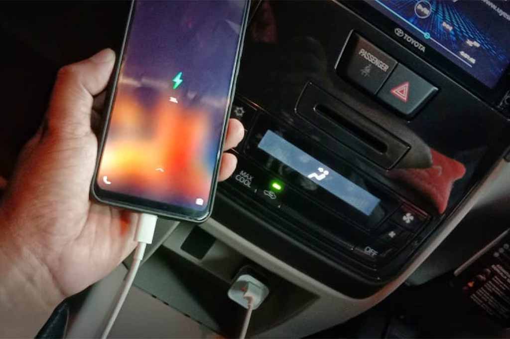 Mengisi ulang baterai HP di mobil, perlu diwaspadai lantaran bisa memperpendek usia HP Anda? Simak ulasannya! AG - S Alun S