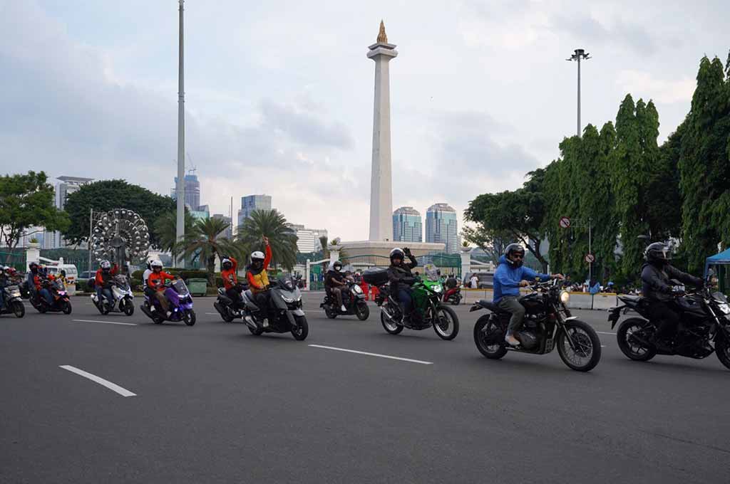 Sebelum menonton bareng dengan komunitas dan mantan pembalap Moto2 Dimas Ekky Pratama, MS Glow for Men mengajak komunitas untuk rolling city di Jakarta. MS Glow