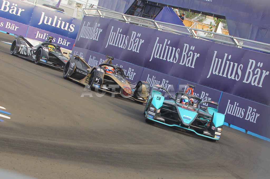 Formula E Jakarta dimenangi oleh Mitch Evans yang akhirnya memanfaatkan kelemahan Jean-Eric Vergne yang mobilnya mulai kehilangan energi. AG-Ahmad Garuda