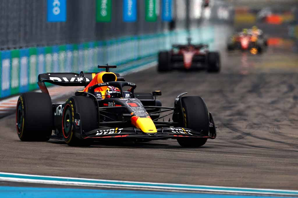 Max Verstappen amankan kemenangan dari serangan yang dilakukan oleh Carlos Sainz di 10 lap terakhir. Red Bull CP