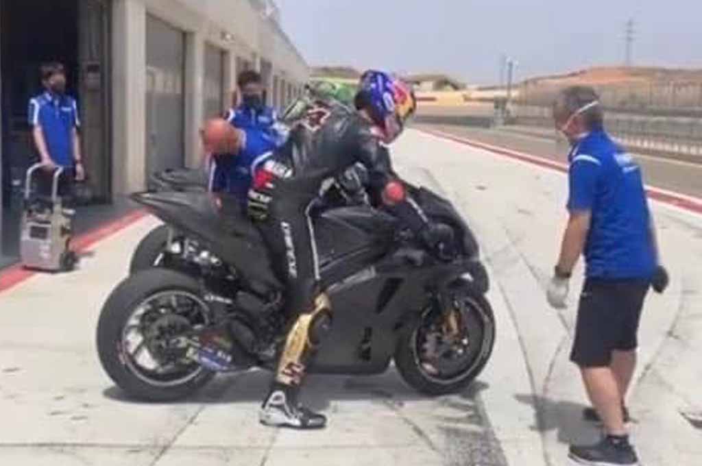 Toprak Razgatiouglu melakukan tes Yamaha M1 bersama Cal Crutchlow di Sirkuit Motorland Aragon, Spanyol. TR