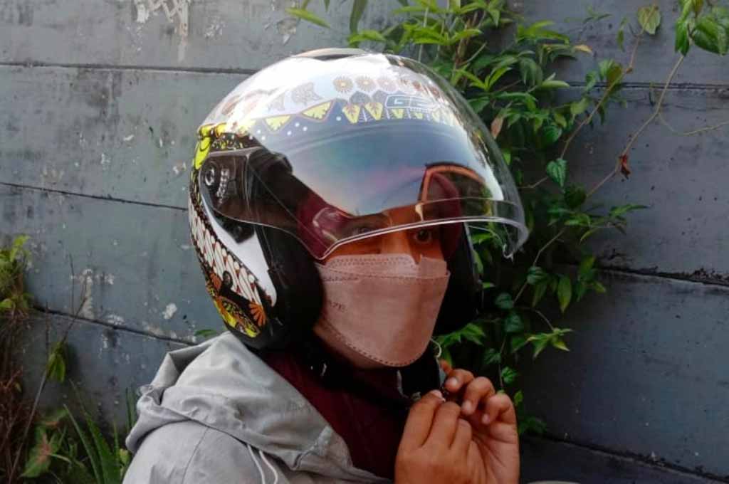 Bagi kaum perempuan khususnya hijabers, memilih helm untuk beraktifitas bukanlah hal mudah. Untuk memilih helm perlu ketelitian tertentu. AG - S Alun S