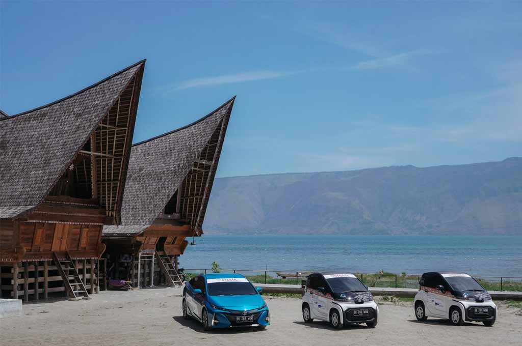 Toyota mengkampanyekan kendaraan listrik di Danau Toba dalam upaya mempercepat elektrifikasi otomotif di Indonesia. TAM