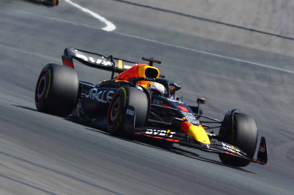Max Verstappen menang mudah usai drama kegagalan Ferrari membawa pembalapnya gagal menang dan finish di podium. Red Bull CP