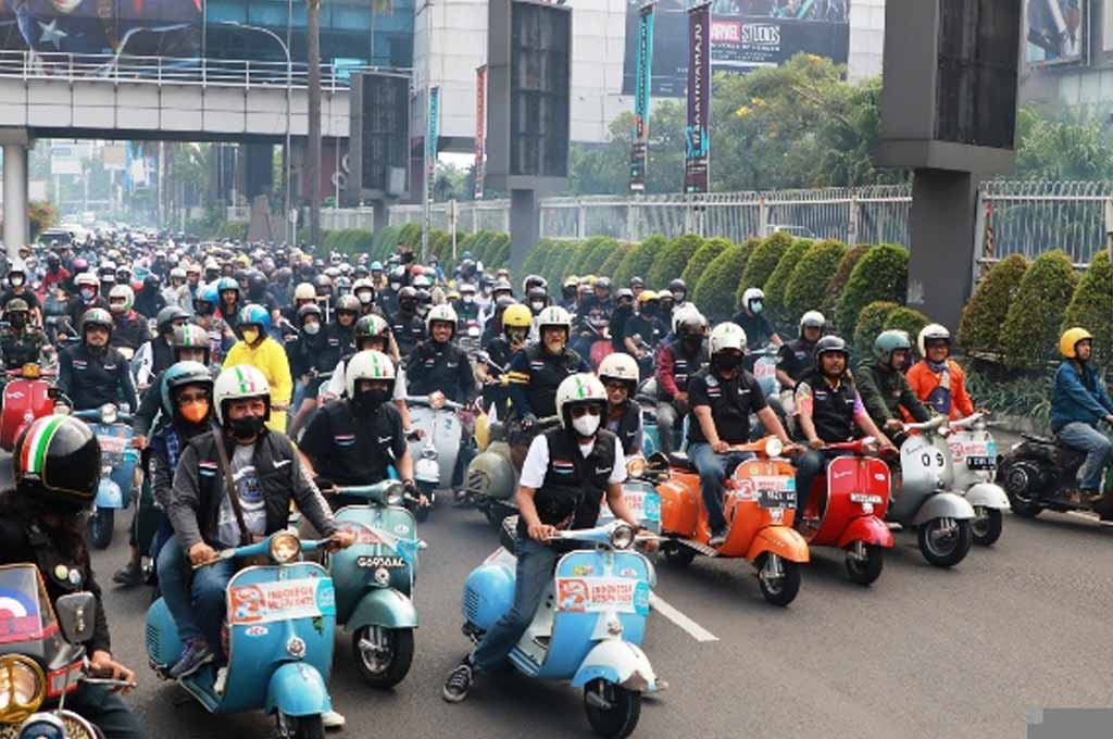 Komunitas pengguna motor Vespa bergumul di Indonesia Vespa Days 2022. IVD