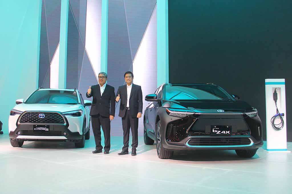 Toyota perkenalkan mobil jagoan terbaru mereka yaitu Toyota bZ4X di ajang GIIAS 2022 dan bawa ragam model kendaraan. AG - Uda
