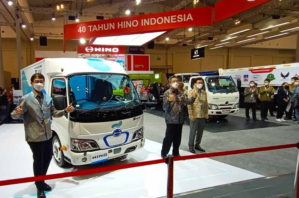 Hino boyong truk listrik sebagai mobilitas masa depan sistem transportasi barang dan jasa di booth mereka. AG - Alun