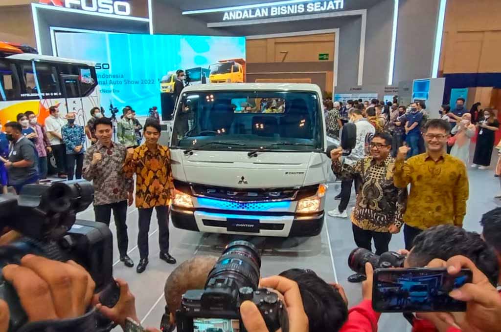 Fuso boyong empat truk jagoan di ajang pameran GIIAS dan unjuk teknologi terbaru. AG - Alun