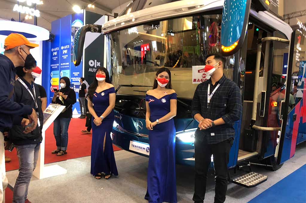 Ragam atribut bernuansa merah putih dikenakan terlihat di hampir semua booth pameran otomotif GIIAS 2022, termasuk para pramuniaga di salah satu merek karoseri ternama ini. AG - Uda