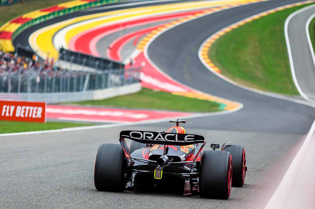 Max Verstappen raih posisi start terdepan di F1 Belgia namun harus rela mundur 14 grid start karena mengganti mesin mobilnya. Red Bull CP