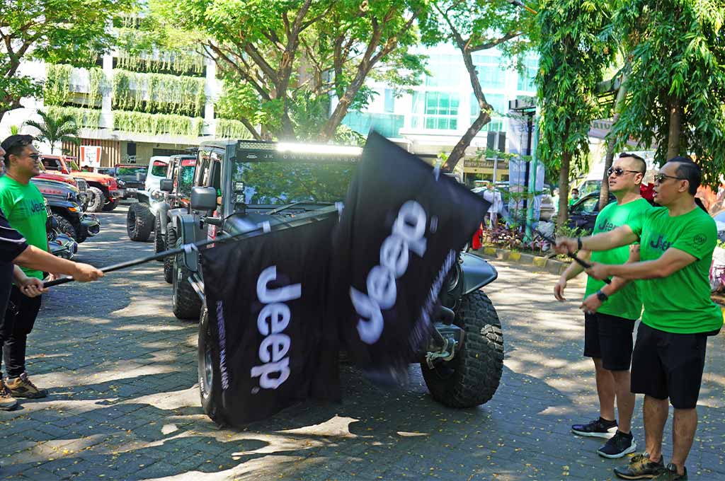 Usai membuka jaringan khusus di Makassar, Jeep langsung tancap gas untuk membuat kegiatan dengan menggandeng komunitas di sana. JEEP