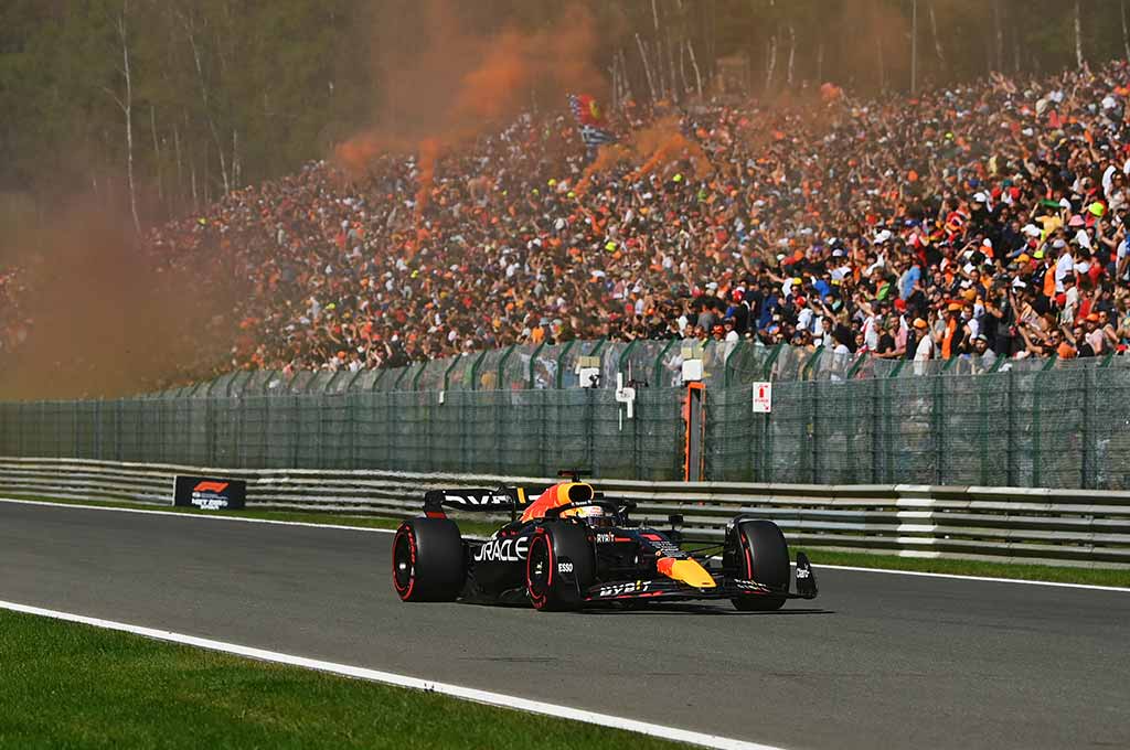 Max Verstappen tampil superior meski harus mengawali balapan dari grid start ke-14. Red Bull CP