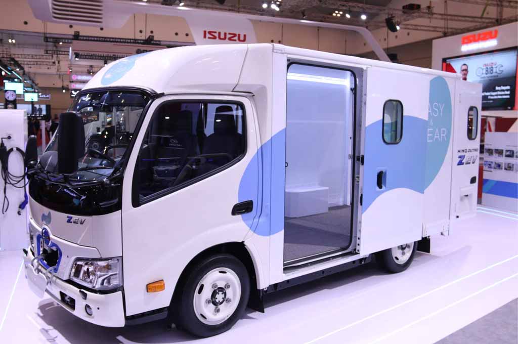 Hino boyong truk listrik sebagai mobilitas masa depan sistem transportasi barang dan jasa di booth mereka. AG - Alun