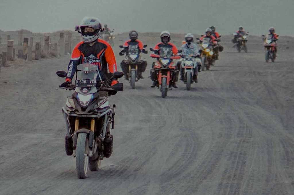 Komunitas pengguna Honda CB150X seseruan dan uji performa tangguh motor mereka di padang gurun Gunung Bromo. DAM