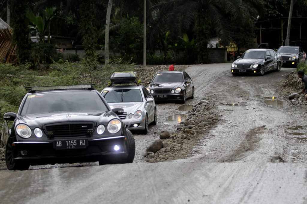 Komunitas otomotif Mercedes-Benz W211 jajal jalan ekstrim dari ujung utara Sumatera ke ujung selatan. MBW211