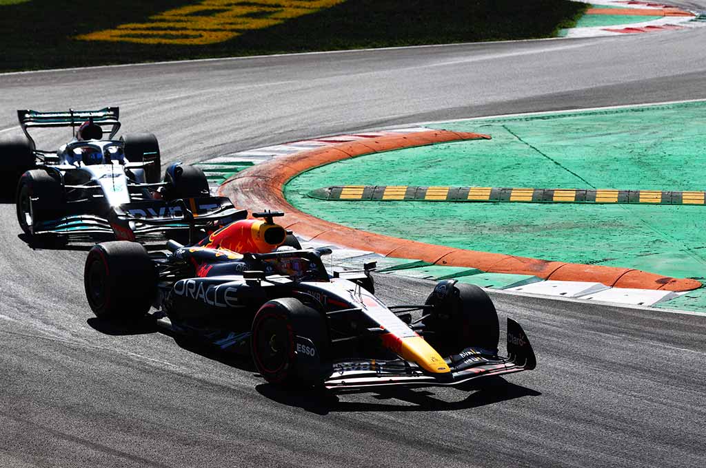 Max Verstappen bikin Ferrari dan fansnya di Monza, kecewa berat karena tak meraih kemenangan. Mereka menerapkan strategi pit stop yang kurang tepat. Red Bull CP