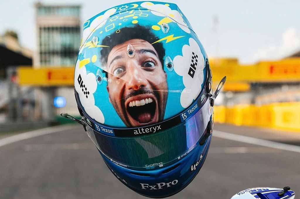 Daniel Ricciardo pakai helm dengan kelir spesial yang diperuntukkan buat legenda balap motor dunia Valentino Rossi di F1 Monza. CM