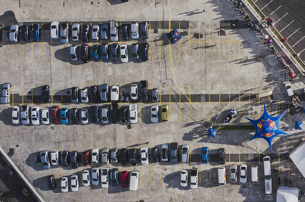 Kian canggih, parkir kendaraan kini mayoritas menggunakan metode pembayaran non tunai. Red Bull CP