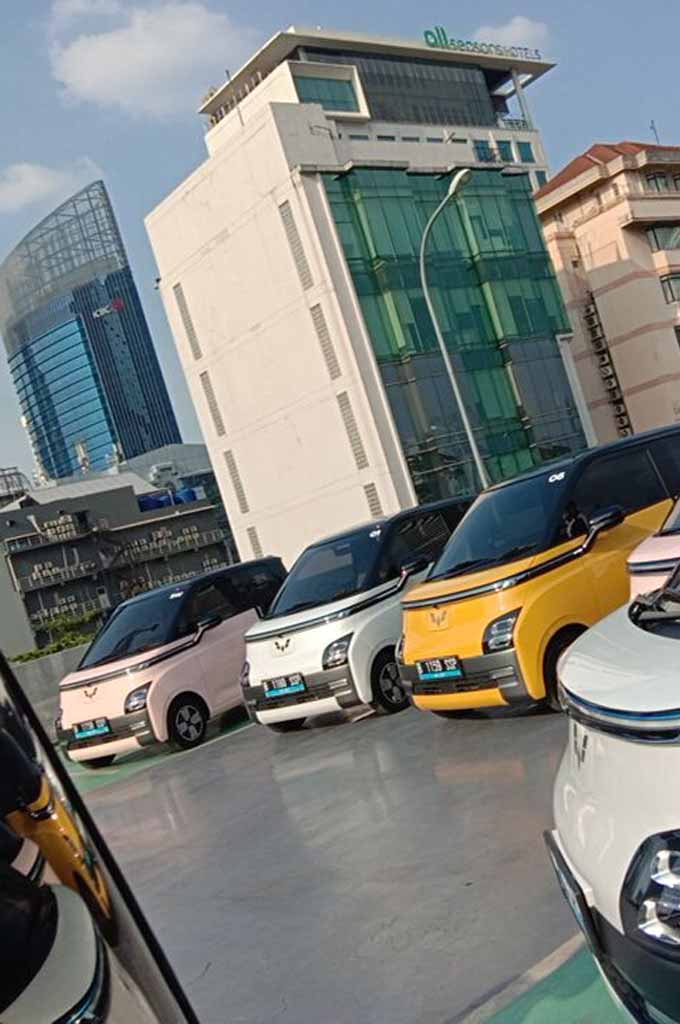 Tes jalan Wuling Air ev keliing kota Jakarta, rasanya mobil ini pantas untuk jadi penguasa baru jalan kota seperti Jakarta. AG-Alun