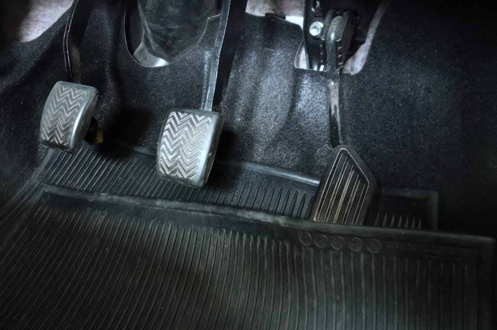 Waspadai posisi karpet mobil, jangan sampai mengganggu proses operasional pedal gas karena dapat membahayakan pengemudi. Ilustrasi