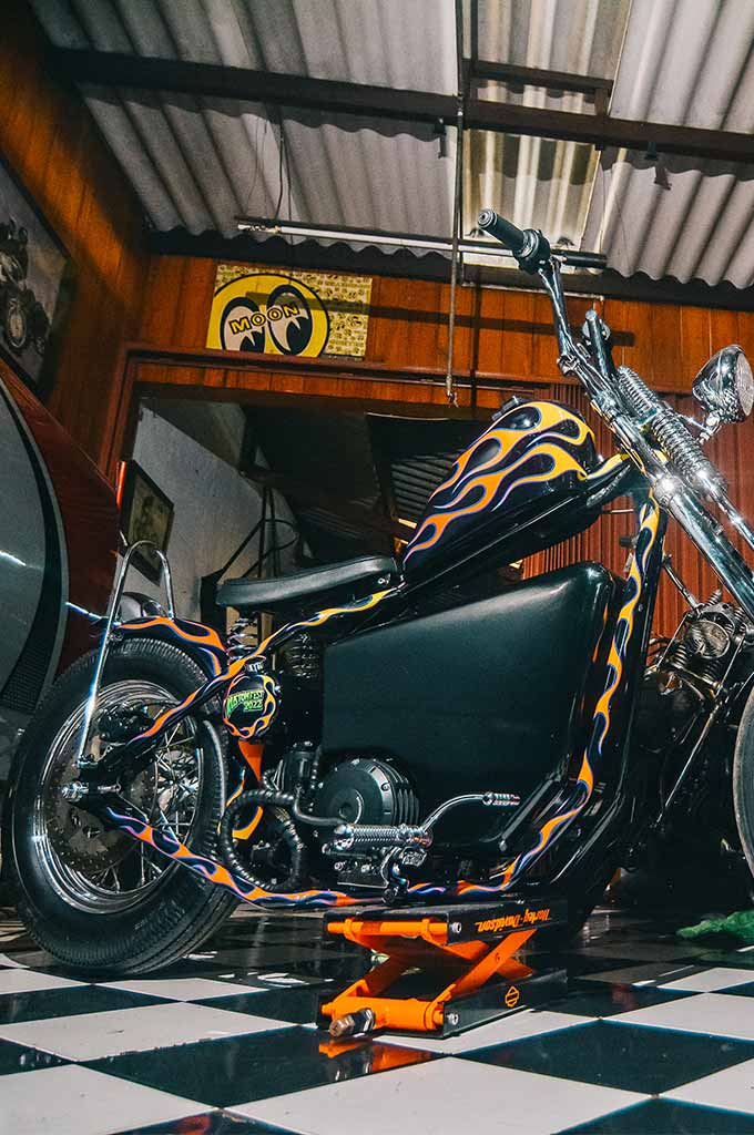 Retro Classic Cycles yang dipunggawai oleh Lulut Wahyudi yang juga Direktur Kustomfest, pun membuat sesuati yang sangat berbeda yaitu motor bergenre Chopper namun ditenagai motor listrik yang diberi nama Condrodimuko. KF