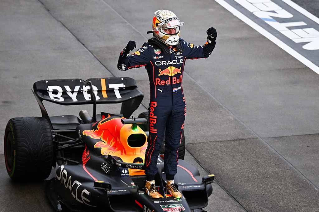 Max Verstappen akhirnya kunci titel juara dunia di F1 Jepang dengan dikenakannya sanksi penalti 5 detik ke Charles Leclerc karena memotong jalur di chicane terakhir. RedBull CP