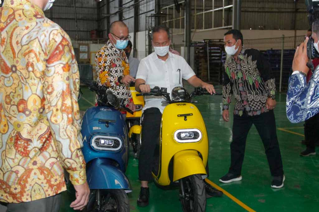 Menperin Agus Gumiwang Kartasasmita ingin produsen kendaraan listrik di Indonesia mulai menggenjot populasi kendaraan listrik. Viar