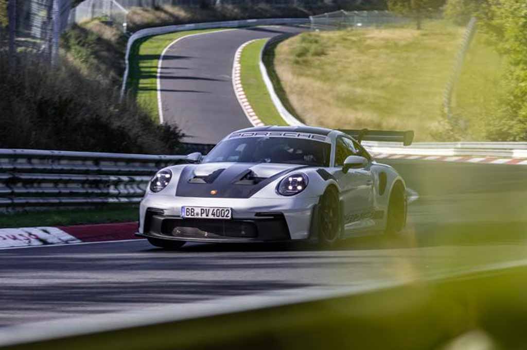Porsche 911 GT3 RS berhasil menyelesaikan Nordschleife Nürburgring 20,8 kilometer dalam 6:49,328 menit. Porsche