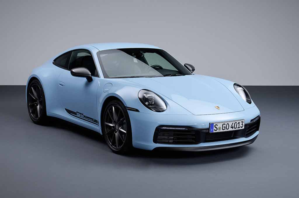 Porsche menambahkan keluarga 911 dengan mobil sport ringan, 911 Carrera T. Dimana Porsche memaknai huruf ‘T’ pada mobil Porsche terbaru ini yang berarti touring. PI