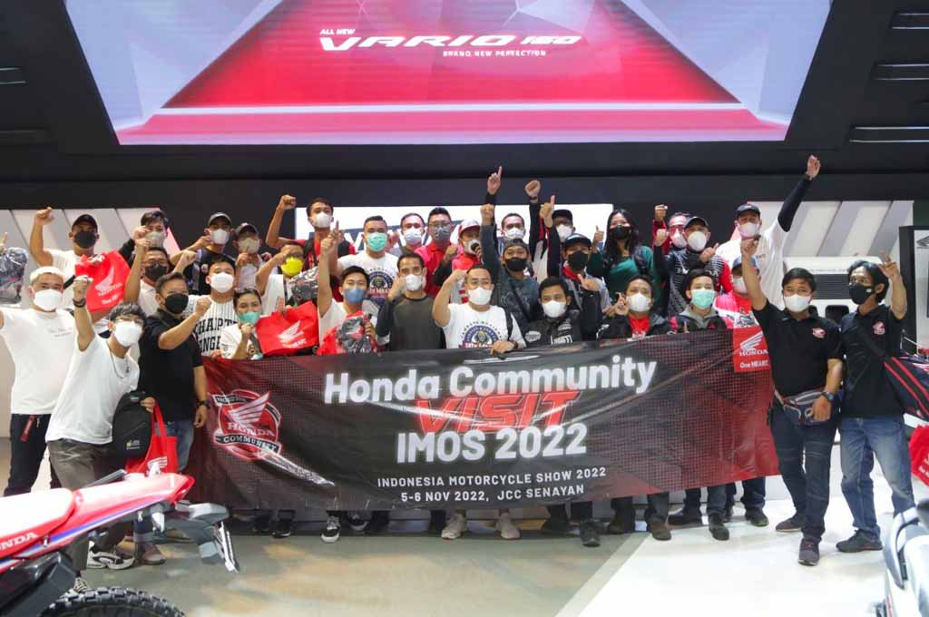 Komunitas pengguna motor Honda seseruan di pameran otomotif khusus sepeda motor. WMS