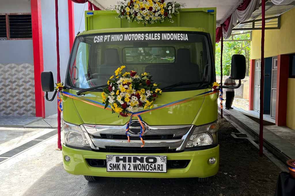 Hino Motors Sales Indonesia (HMSI) menyerahkan masing - masing satu unit kendaraan Hino Dutro lengkap dengan bodinya, kepada SMKN 2 Wonosari dan SMKN 2 Yogyakarta. HMSI