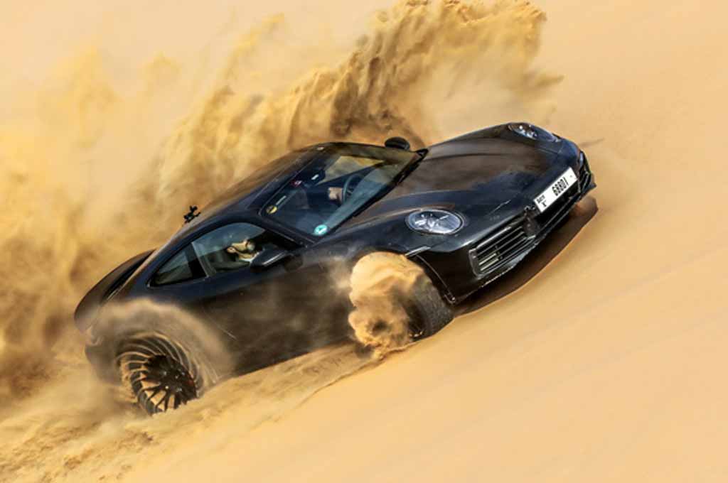 Selain bikin supercar untuk bisa melaju cepat di jalan raya, Porsche juga bikin supercar khusus untuk melaju cepat di gurun pasir. Kenalin nih, Porsche 911 Dakar! Porsche