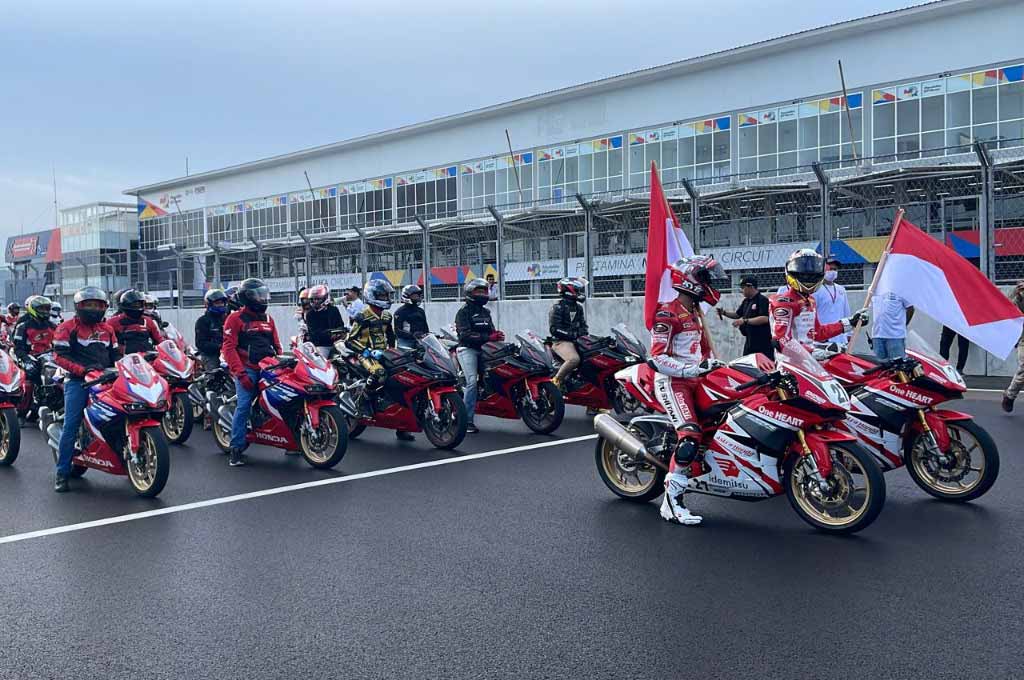 90 bikers Honda ikut seseruan di Sirkuit Mandalika bareng juara Asia, Andi Gilang. AHM