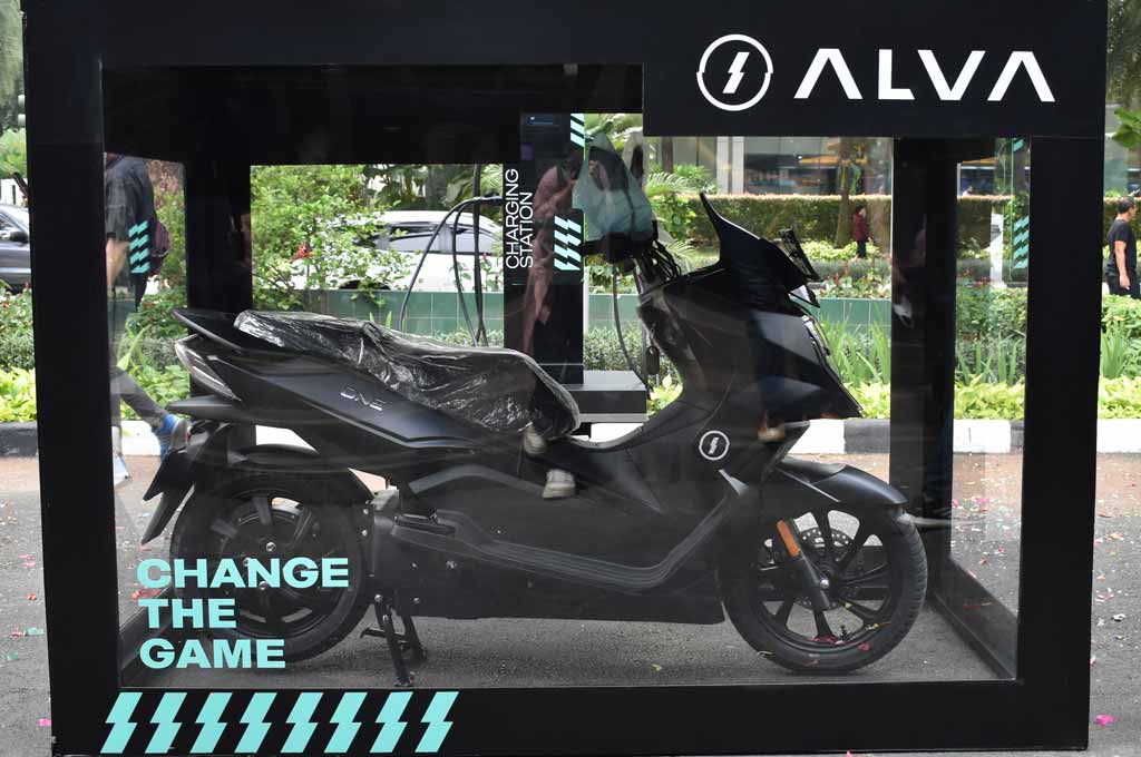 ALVA serahkan motor listrik perdananya untuk beberapa konsumen awal mereka. IMG