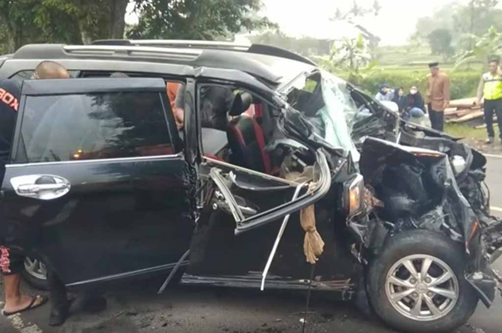 Kecelakaan lalu lintas terjadi antara minibus yang menabrak sebuah kendaraan bus pariwisata di Jalan Ciloa, Kecamatan Kramatmulya, Kabupaten Kuningan, Jabar, pada pukul 04.00 WIB, Senin (26/12/2022). MetroTV