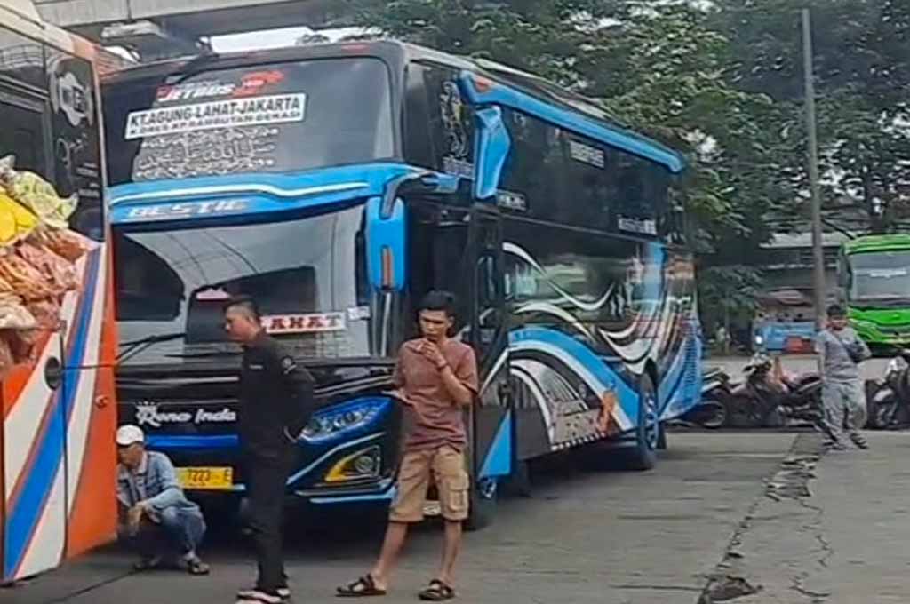 Bus-bus antar kota antar propinsi yang berasal dari Sumatera mengalami keterlambatan 8 jam karena cuaca buruk. MetroTV