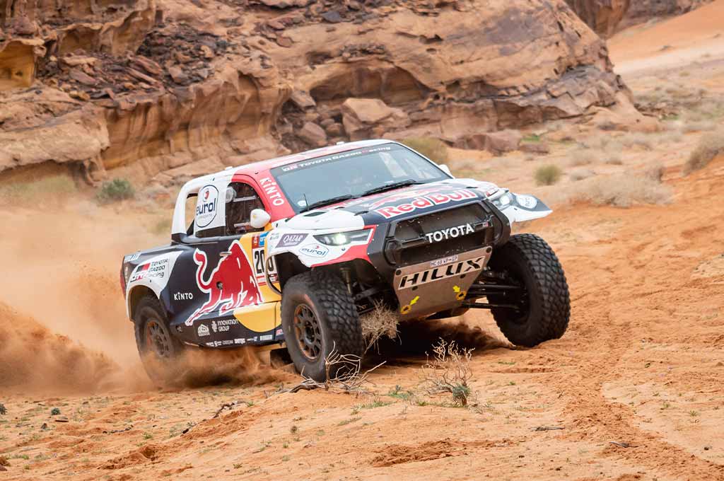 Nasser Al-Attiyah sang juara bertahan Dakar Rally yang akhirnya mulai mengejar ketertinggalan waktu di klasemen dari Carlos Sainz di Etape kedua. RedBullCP