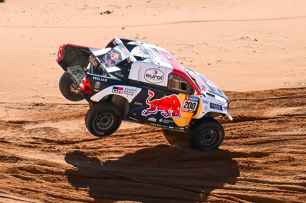 Nasser Al-Attiyah kembali tampil agresif mempertahankan pencapaiannya di etape 5. Red Bull CP