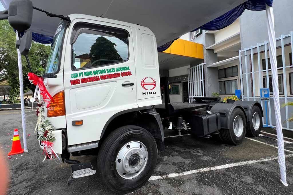 Baru-baru ini PT Hino Motors Sales Indonesia (HMSI) kembali menyerahkan satu unit truk Hino Dutro 125 ST, kepada SMKN 1 Singosari, Malang, Jawa Timur dan satu unit truk Hino Ranger untuk SMKN 2 Pengasih, Kulonprogo, Yogyakarta. HMSI