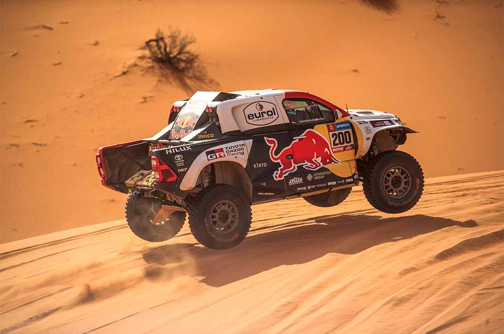 Nasser Al-Attiyah raih titel juara dunia Dakar Rally yang kelima usai mengalahkan rival-rivalnya di DR 2023. Red Bull CP
