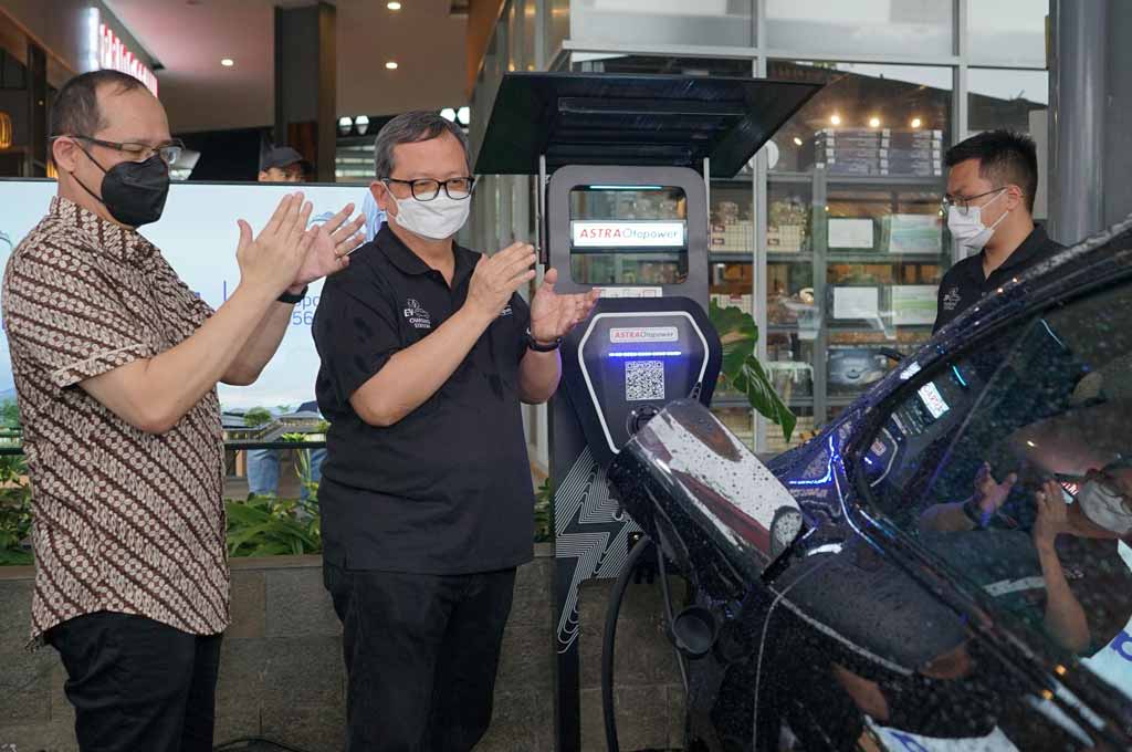 Astra Otopart kembali meresmikan jaringan pengisian daya Kendaraan Bermotor Listrik Berbasis Baterai (KBLBB) di Resta Pendopo KM 456B, Kab. Semarang, Jawa Tengah (20/1/2023)
