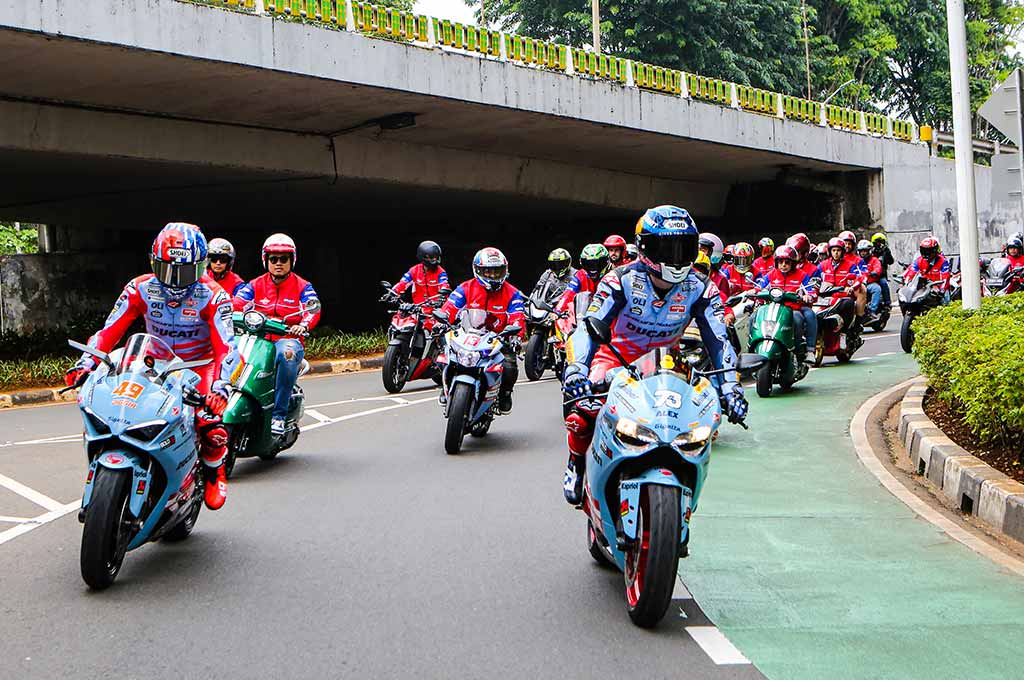 Alex Marquez dan Fabio Di Giannantonio seru-seruan di macetnya Pasar Palmerah, Jakarta. FO