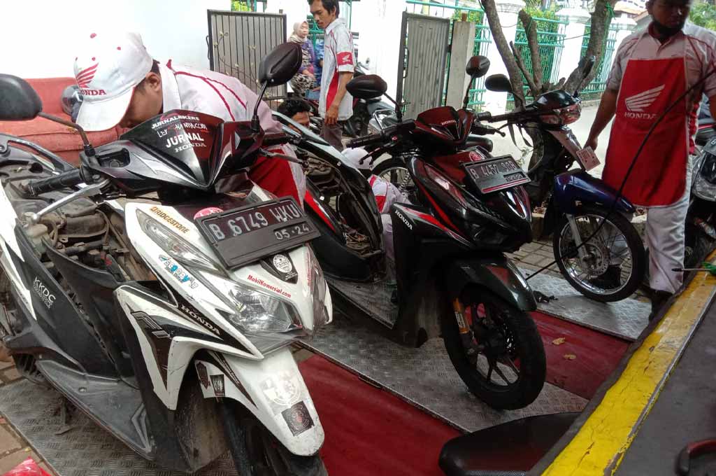 Mekanik Semok jamah motor para jurnalis di momentum Hari Pers Nasional. AG-Alun