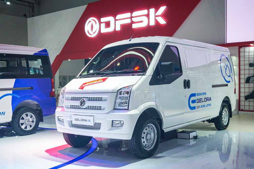 Mobil listrik Gelora E dari DFSK kini resmi diproduksi secara lokal, harganya langsung diskon dari Rp399 juta jadi Rp350 juta. AG-Alun