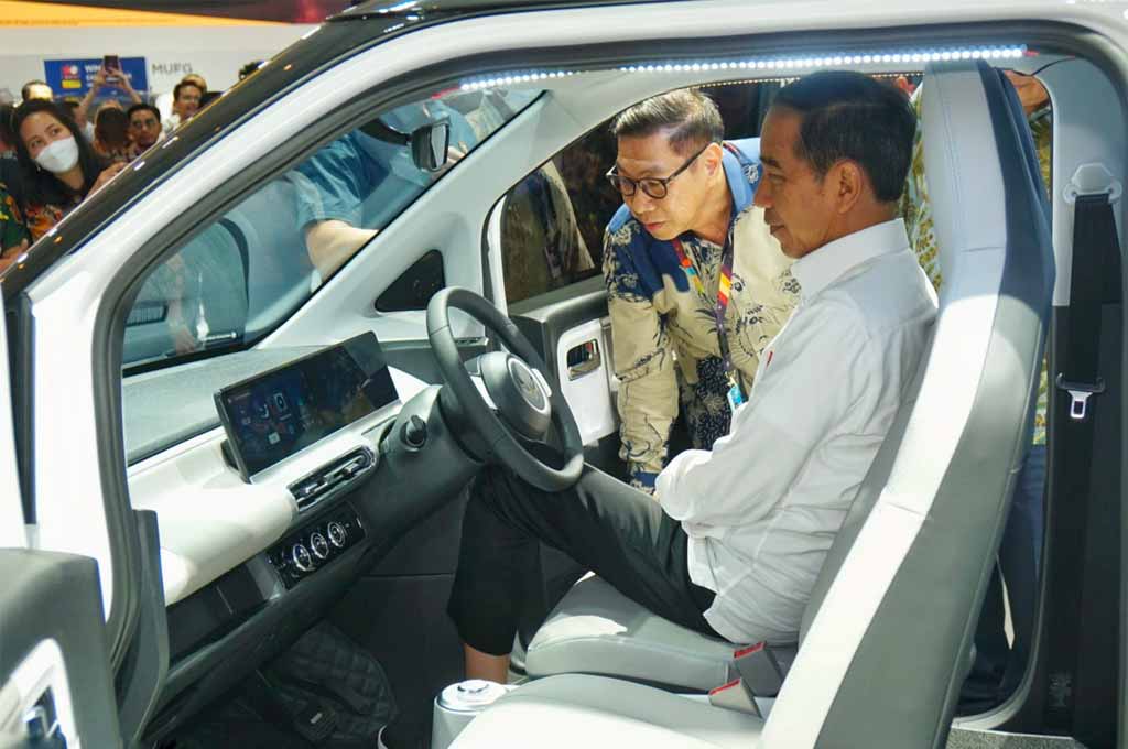 Presiden Republik Indonesia, Joko Widodo menjajal kabin mobil listrik Air ev di pameran otomotif IIMS BOOST 2023. WM